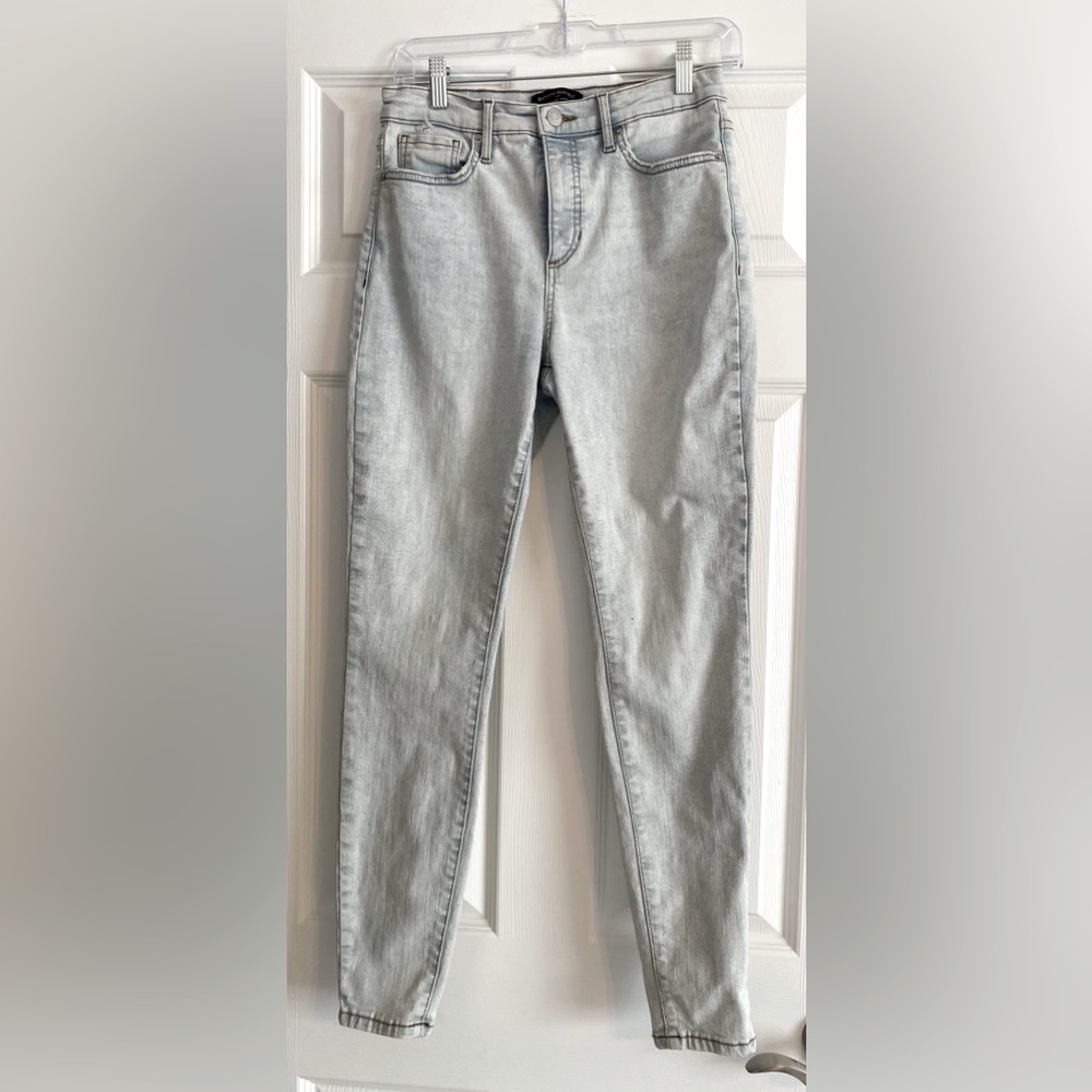 Light-wash skinny jeans